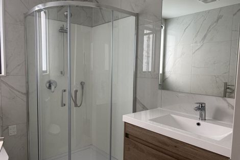 Photo of property in 3/3 Beach Road, Te Atatu Peninsula, 0610