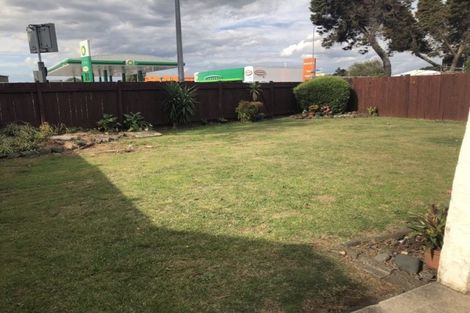 Photo of property in 2/64 Challen Close, Conifer Grove, Takanini, 2112