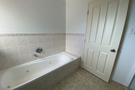 Photo of property in 8 Canary Place, Unsworth Heights, Auckland, 0632