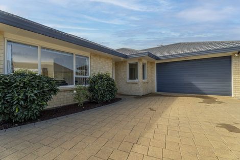 Photo of property in 17 Crown Hill, Paraparaumu, 5032