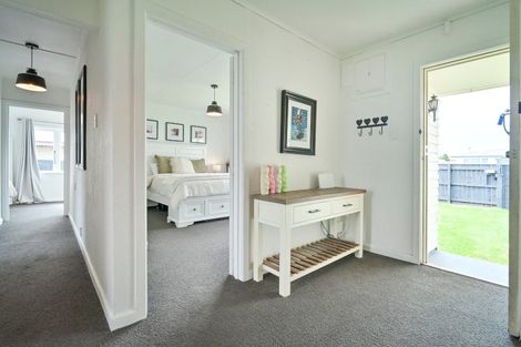 Photo of property in 433 Dalcross Street, Mayfair, Hastings, 4122