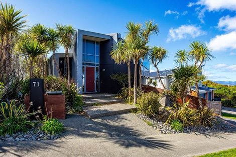 Photo of property in 71 Tamworth Crescent, Newlands, Wellington, 6037