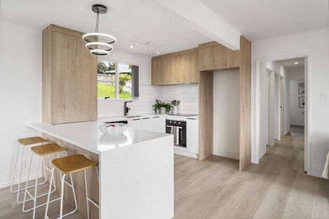 Photo of property in 8 Halloran Place, Massey, Auckland, 0614