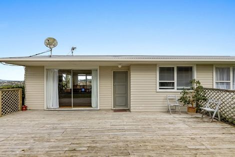 Photo of property in 11 Barker Rise, Northcross, Auckland, 0632