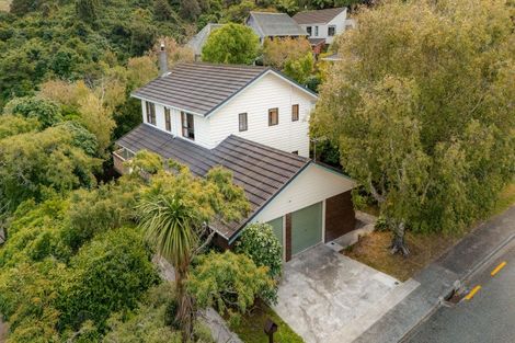 Photo of property in 5 Thatcher Crescent, Crofton Downs, Wellington, 6035