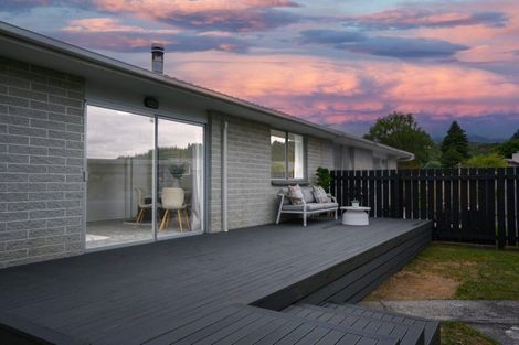 Photo of property in 5a Sequoia Place, Maoribank, Upper Hutt, 5018