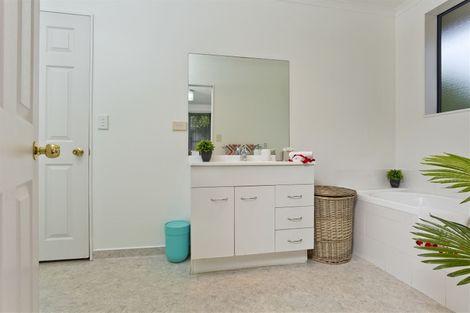 Photo of property in 16 Plumstead Rise, Glen Eden, Auckland, 0602