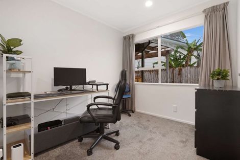 Photo of property in 6 Fernhaven Place, Massey, Auckland, 0614