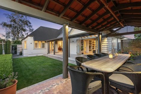 Photo of property in 247 Devonport Road, Tauranga, 3110