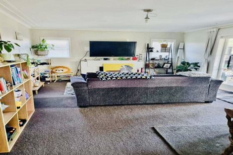 Photo of property in 11 Hikurangi Street, Te Atatu Peninsula, Auckland, 0610