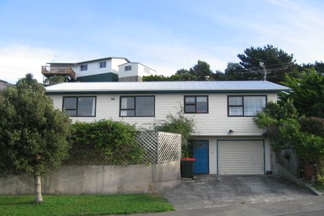 Photo of property in 9 Fernhaven Grove, Newlands, Wellington, 6037