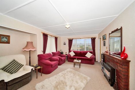 Photo of property in 10 Robbins Crescent, Hawera, 4610