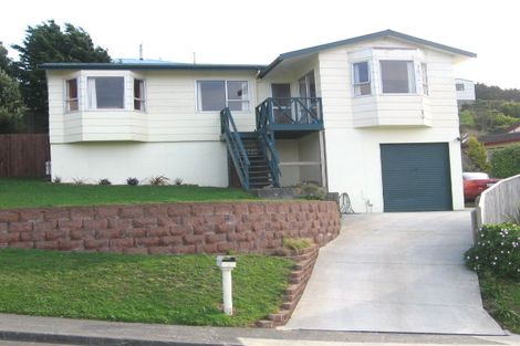 Photo of property in 3 Fernhaven Grove, Newlands, Wellington, 6037