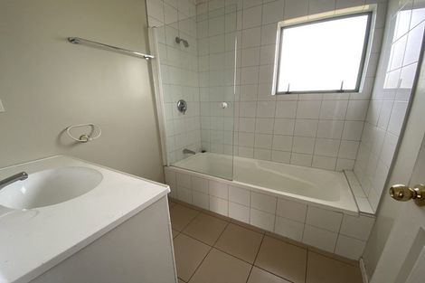 Photo of property in 25 Ginders Drive, Massey, Auckland, 0614
