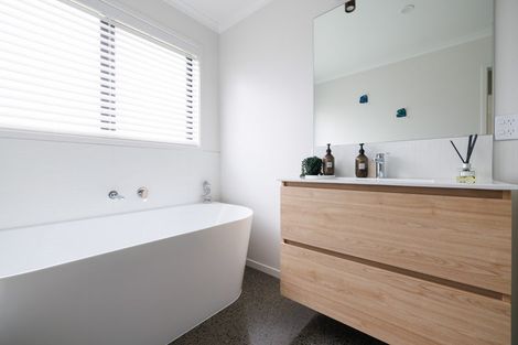 Photo of property in 27 Te Piriti Road, One Tree Point, 0118