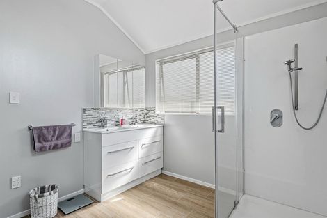 Photo of property in 92b Colwill Road, Massey, Auckland, 0614