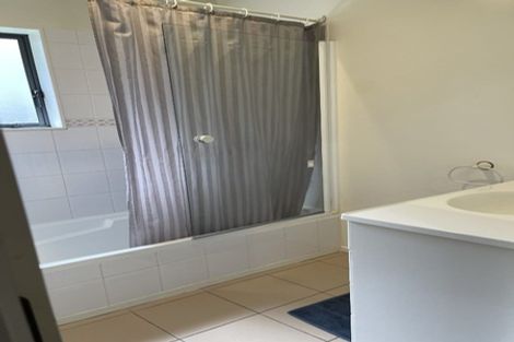 Photo of property in 34 Ginders Drive, Massey, Auckland, 0614