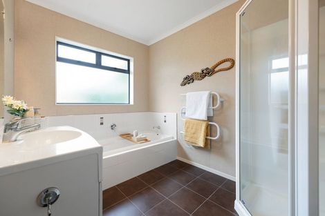 Photo of property in 35 Milbrook Place, Chartwell, Hamilton, 3210