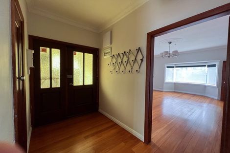 Photo of property in 123 Queens Drive, Lyall Bay, Wellington, 6022