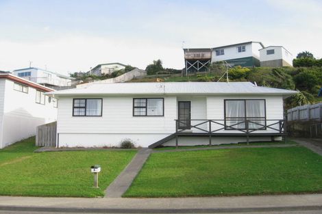 Photo of property in 7 Fernhaven Grove, Newlands, Wellington, 6037