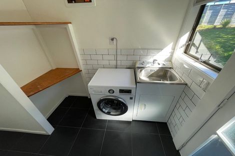 Photo of property in 2 Trias Road, Totara Vale, Auckland, 0629