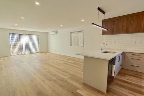 Photo of property in 43d West Harbour Drive, West Harbour, Auckland, 0618