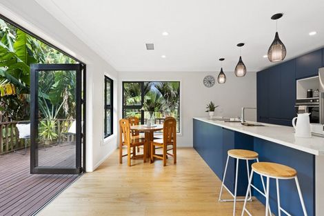 Photo of property in 18 Paturoa Road, Titirangi, Auckland, 0604