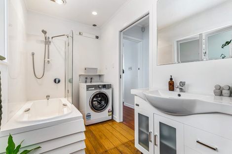 Photo of property in 51 Matipo Road, Te Atatu Peninsula, Auckland, 0610