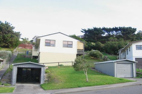 Photo of property in 15 Fernhaven Grove, Newlands, Wellington, 6037