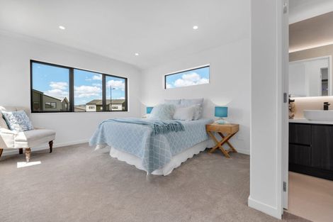 Photo of property in 14 Parkmore Drive, Rosehill, 2113