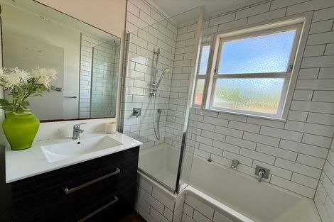 Photo of property in 46 Taipari Road, Te Atatu Peninsula, Auckland, 0610