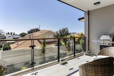 Photo of property in 2a/7 Frieston Road, Milford, Auckland, 0620