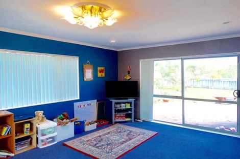 Photo of property in 13 Fleetwood Drive, Henderson, Auckland, 0612