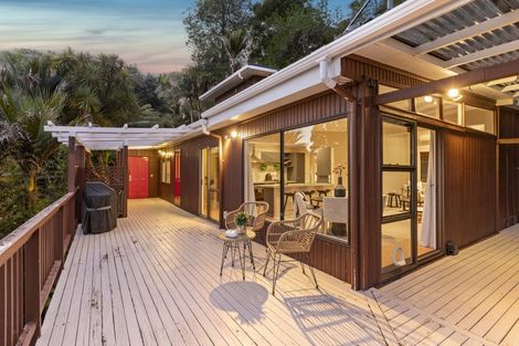 Photo of property in 6 Otitori Bay Road, Titirangi, Auckland, 0604