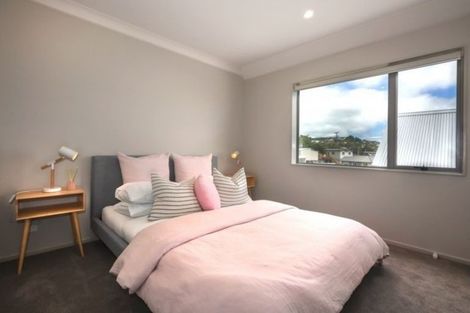 Photo of property in 16 Brindle Way, Newlands, Wellington, 6037