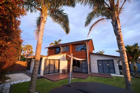 Photo of property in 17 Fernloche Place, Flat Bush, Auckland, 2016