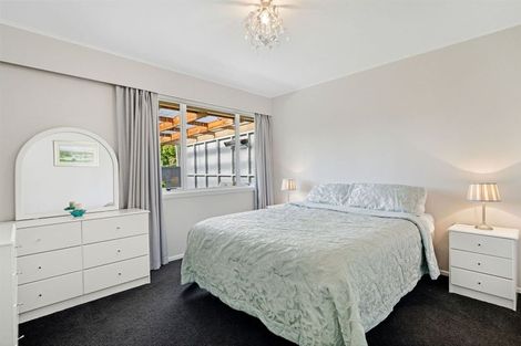 Photo of property in 4 Rixon Place, Te Atatu Peninsula, Auckland, 0610