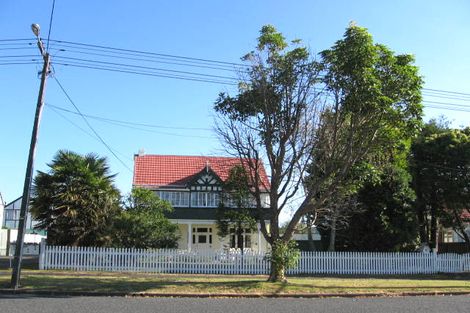 Photo of property in 27 Islington Avenue, New Lynn, Auckland, 0600