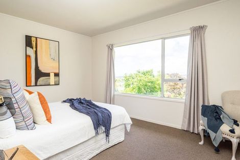 Photo of property in 2/218 East Coast Road, Forrest Hill, Auckland, 0620