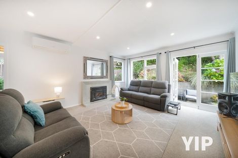 Photo of property in 6 Royston Way, Newlands, Wellington, 6037