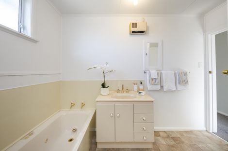 Photo of property in 10 Greenock Place, Awapuni, Palmerston North, 4412