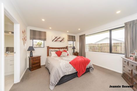 Photo of property in 35 Chestnut Close, Kelvin Grove, Palmerston North, 4414