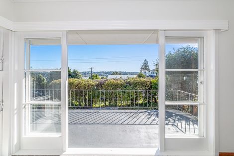 Photo of property in 4 Seaview Road, Glenfield, Auckland, 0629