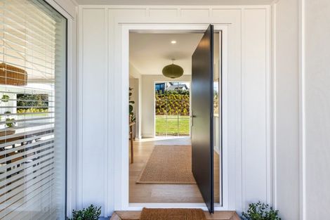 Photo of property in 5 Lens Way, Acacia Bay, Taupo, 3385