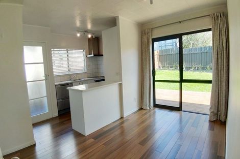 Photo of property in 2/1 Landsdale Place, Massey, Auckland, 0614