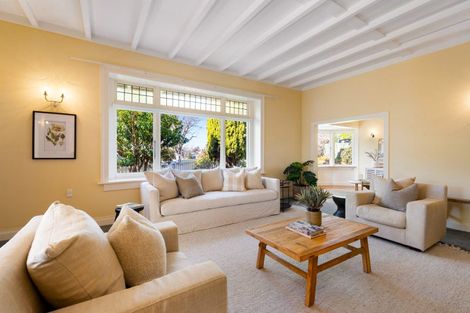 Photo of property in 2 Roslyn Road, Bluff Hill, Napier, 4110