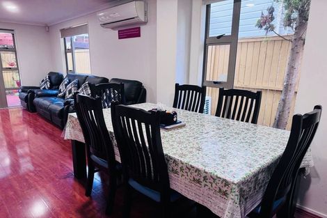 Photo of property in 35 Verdale Circle, Glen Eden, Auckland, 0602