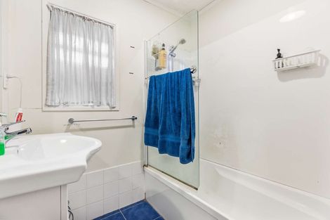 Photo of property in 10 Bishop Street, Green Bay, Auckland, 0604