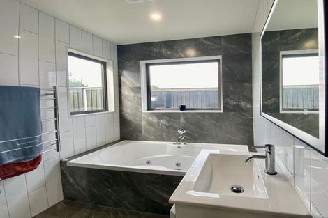 Photo of property in 5 Stoneleigh Green, Parklands, Christchurch, 8083