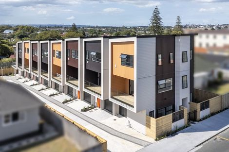 Photo of property in 3153 Great North Road, New Lynn, Auckland, 0600